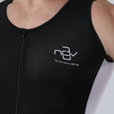 Trinovate Essential Trisuit Herren schwarz-weiß, Detailansicht Halsabschluss von vorn am männlichen Modell