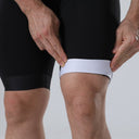 Trinovate Essential Trisuit Herren schwarz-weiß, Detailansicht Beinabschluss von vorn am männlichen Modell
