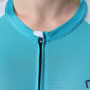 Trinovate Elite Aero-Einteiler, Damen, turquoise-rush, Detailansicht Halsabschluss von vorn am weiblichen Modell
