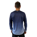 Trinovate Elite Run Shirt, blau, von hinten am männlichen Modell