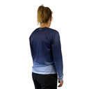 Trinovate Elite Run Shirt, blau, von rechts am weiblichen Modell