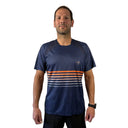 Trinovate Elite Kurzarm-Laufshirt, marine-glow, von vorn am männlichen Modell