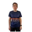 Trinovate Elite Kurzarm-Laufshirt, marine-glow, von vorn am weiblichen Modell