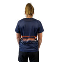 Trinovate Elite Kurzarm-Laufshirt, marine-glow, von hinten am weiblichen Modell
