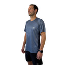 Trinovate Elite Kurzarm-Laufshirt, stone-grey, von links am männlichen Modell