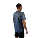 Trinovate Elite Kurzarm-Laufshirt, stone-grey, von rechts am männlichen Modell