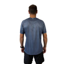 Trinovate Elite Kurzarm-Laufshirt, stone-grey, von hinten am männlichen Modell