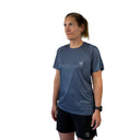Trinovate Elite Kurzarm-Laufshirt, stone-grey, von links am weiblichen Modell