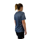 Trinovate Elite Kurzarm-Laufshirt, stone-grey, von rechts am weiblichen Modell