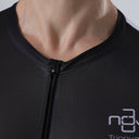 Trinovate Essential Aero Sleeved Trisuit, Herren, midnight-black, Detailansicht Halsabschluss von vorn am männlichen Modell