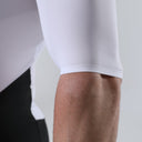 Trinovate Essential Aero Sleeved Trisuit, Herren, midnight-black, Detailansicht von der Seite am männlichen Modell
