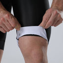 Trinovate Essential Aero Sleeved Trisuit, Herren, midnight-black, Detailansicht Beinabschluss von vorn am männlichen Modell