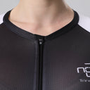 Trinovate Essential Aero Sleeved Trisuit, Damen, midnight-black, Detailansicht Halsabschluss von vorn am weiblichen Modell