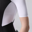 Trinovate Essential Aero Sleeved Trisuit, Damen, midnight-black, Detailansicht Armabschluss von der Seite am weiblichen Modell