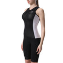 Trinovate Essential Trisuit Damen schwarz-weiß, Ansicht von der Seite am weiblichen Modell
