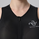 Trinovate Essential Trisuit Damen schwarz-weiß, Detailansicht Halsabschluss von vorn am weiblichen Modell