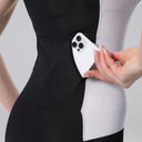 Trinovate Essential Trisuit Damen schwarz-weiß, Detailansicht Rückentasche von hinten am weiblichen Modell