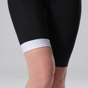 Trinovate Essential Trisuit Damen schwarz-weiß, Detailansicht Beinabschluss von vorn am weiblichen Modell